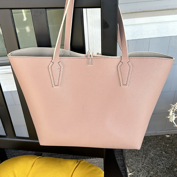 Guess pale pink Tote
Fabulous condition...approx 18" x 10" bottom base 12"by 5" - Picture 2 of 9
